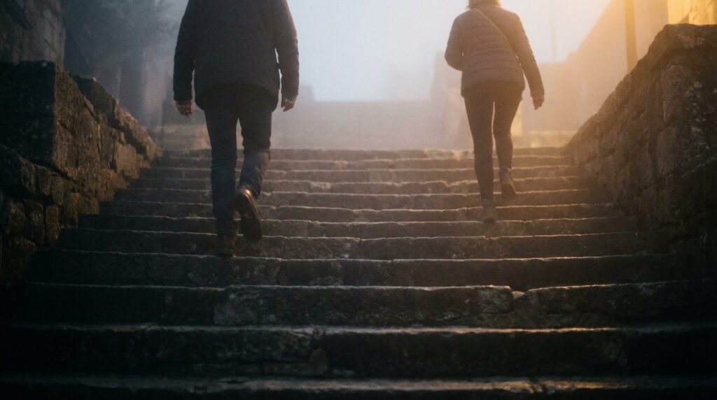 誰かと一緒に登る夢が意味すること｜協力関係や支え合いを示す心理状態のイメージ