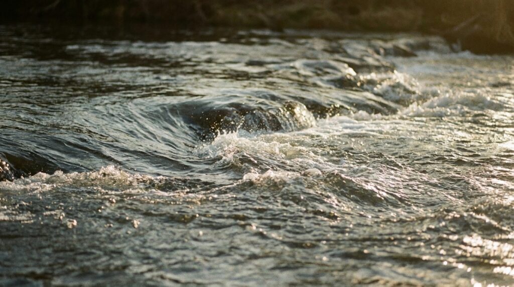 川で溺れる夢が表す不安や感情の揺れを説明するイメージ