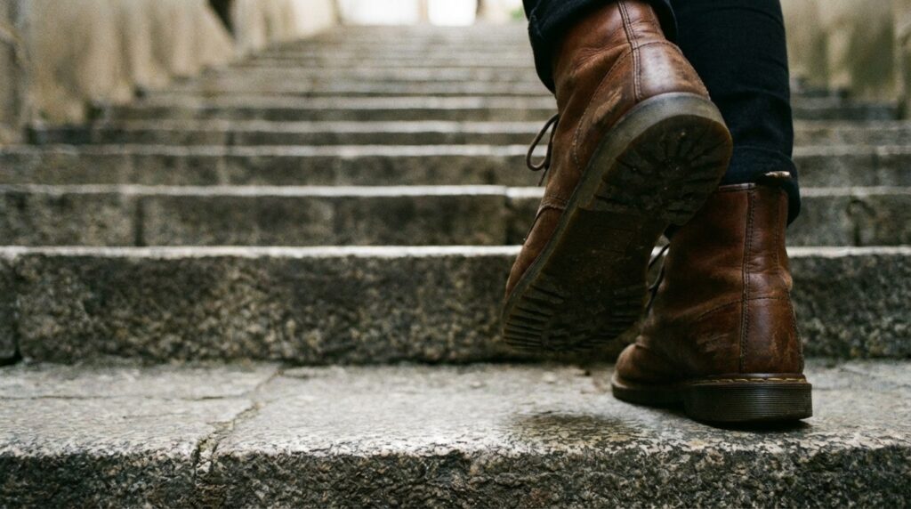 階段を登る夢の基本的な意味｜目標達成や段階的な成長を表す夢占いイメージ