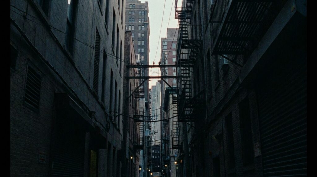 他人が運転して猛スピードで走る車の夢が示す主導権の不安や依存を表したイメージ