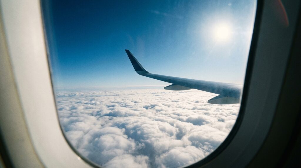 状況別で見る飛行機の夢の意味｜乗る・遅れる・落ちる夢占いイメージ