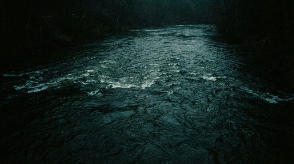 川の水の色や濁りが伝える感情や心の状態を象徴したイメージ