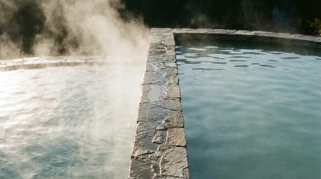 温泉の夢と恋愛運の関係｜心の距離が縮まる兆しや癒しを示す夢占いイメージ