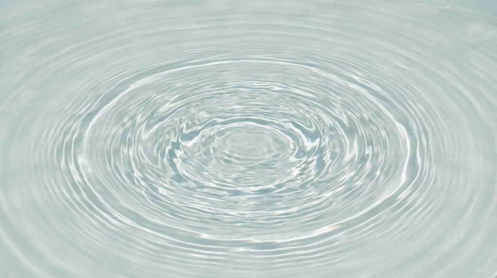 プールで泳ぐ夢の意味｜自分の感情と向き合うタイミングを示すイメージ