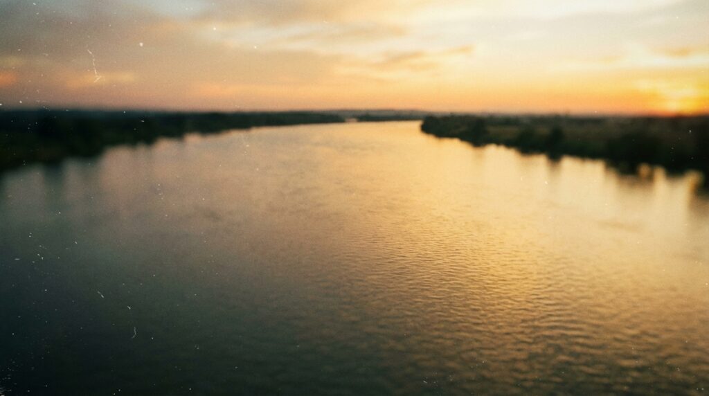 川の夢が人生の流れを映すメッセージであることをまとめたイメージ