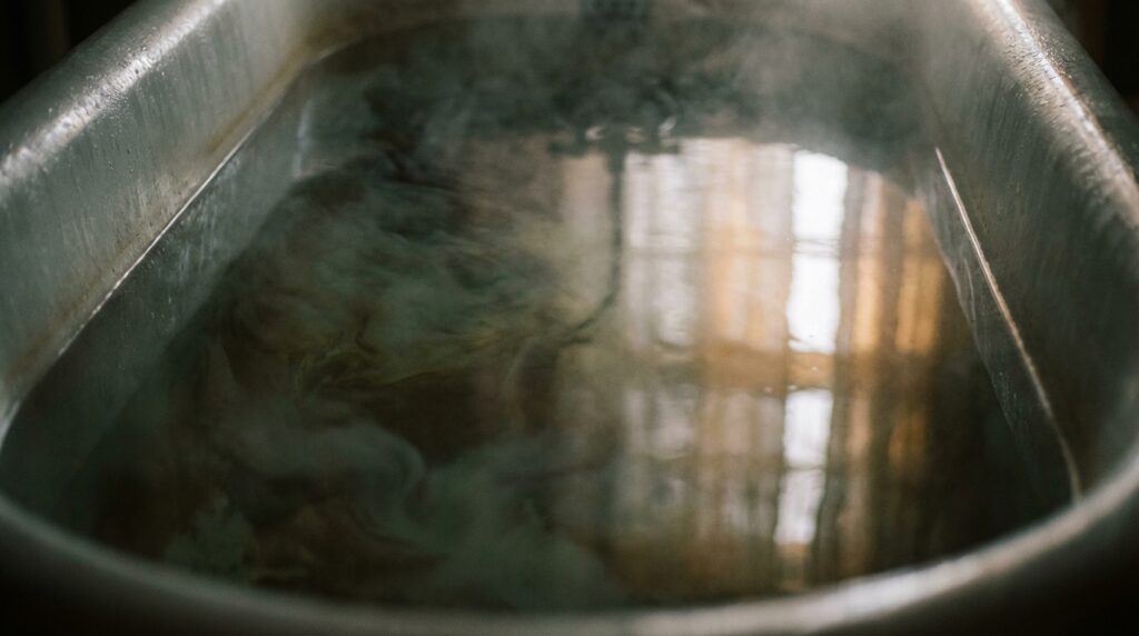 汚れたお風呂や濁ったお湯の夢の意味｜疲れやストレスが溜まっている心理を示すイメージ