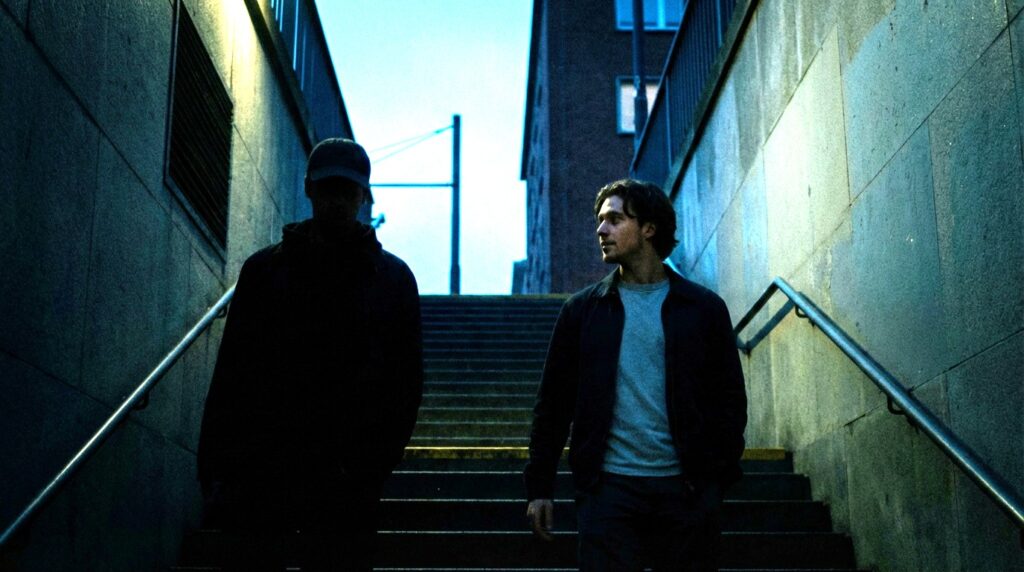 知らない人と階段を登る夢の意味｜新しい出会いや未知の可能性を示すイメージ